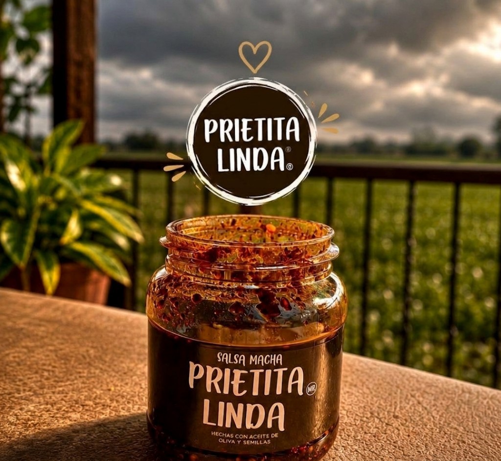 Frasco de salsa macha Prietita Linda hecha con aceite de oliva y semillas